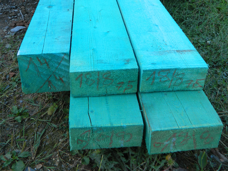 uskladněné dřevo